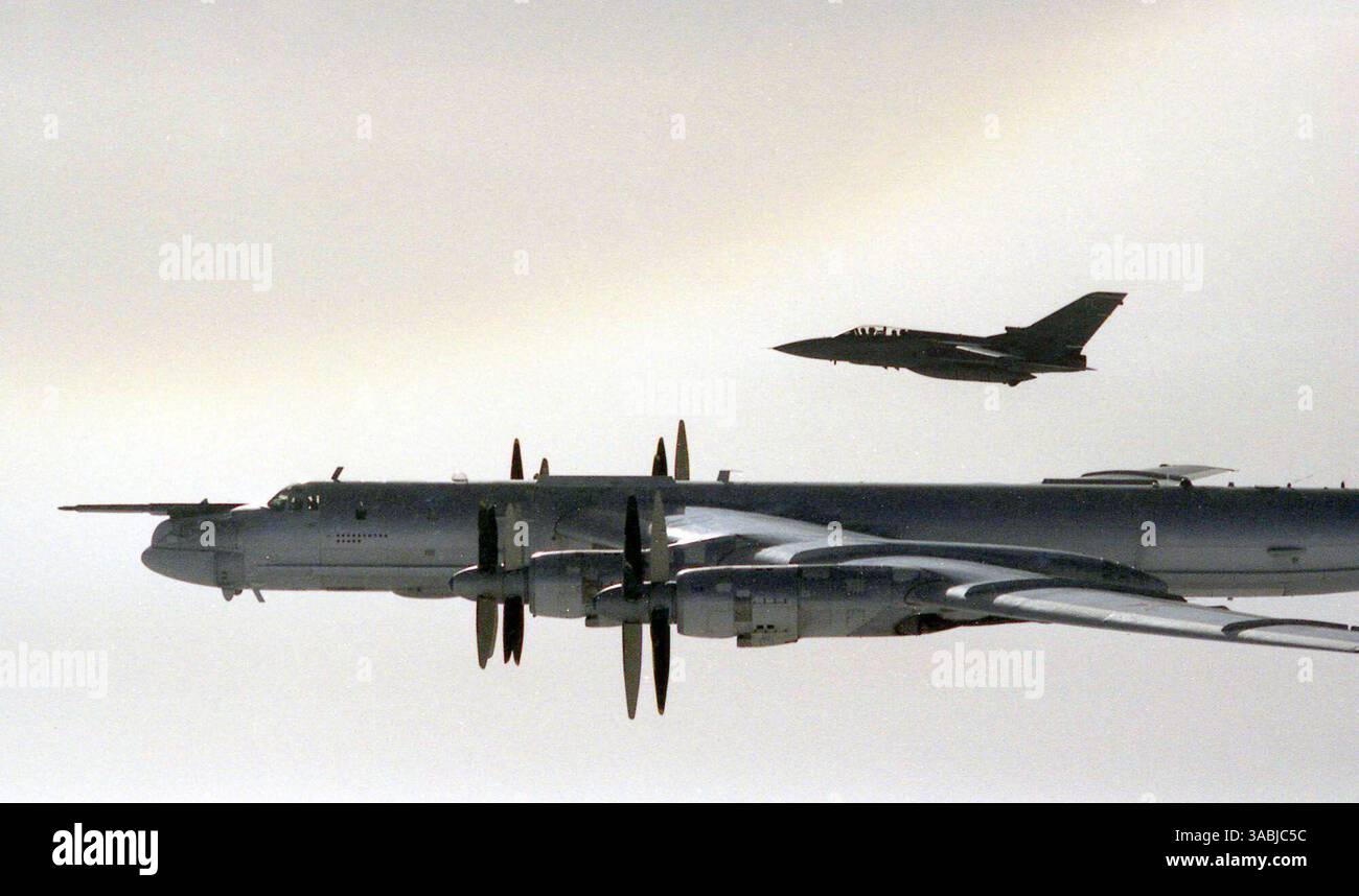 6. September 2007 - Leeming, Großbritannien - Foto zeigt einen RAF F3 Tornado von der RAF (Royal Air Force) Leeming, der ein russisches Flugzeug des Typs Bear-H beschattet. VIER Tornado-Jets der Royal Air Force (Royal Air Force) F3 wurden gestern angegriffen, um acht russische Tupolew Tu-95-Bären abzufangen, die sich "nähern, aber nicht im britischen Luftraum". Es war der letzte in einer Reihe von Vorfällen, bei denen britische Kämpfer vor russischen Langstreckenflugzeugen gewarnt haben. Eine britische Militärquelle sagte: "Russland hat das Recht, dies zu tun. Alle Länder haben das Recht, Verteidigungsfähigkeiten auszuüben." Der russische Präsident Wladimir Putin ist in die C zurückgekehrt Stockfoto