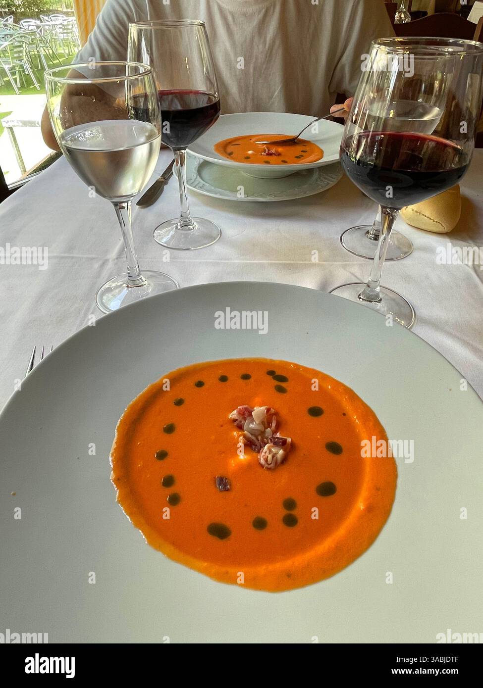 Salmorejo in einem Restaurant essen. Spanien. - Smartphone-aufgenommenes Stockfoto