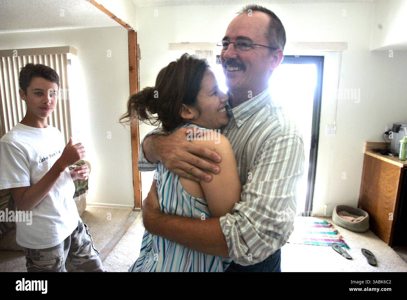 18. September 2007 - Temecula, CA, USA - GUY LOWRY, mit Frau CINDY LOWRY, wurde Anfang der 1970er Jahre als Jugendlicher im Nazareth House von San Diego misshandelt Er war Mitglied des Gläubigerkomitees bei der Insolvenzverhandlung, als die katholische Erzdiözese San Diego versuchte, ihren Fall mit Opfern von Klerusmissbrauch beizulegen. ABBILDUNG: 8. September 2007. (Kreditbild: © John Gastaldo/San Diego Union-Tribune/ZUMA Press) EINSCHRÄNKUNGEN: LA und Orange County Papers out! Lässt Sich Ausklappen! Stockfoto