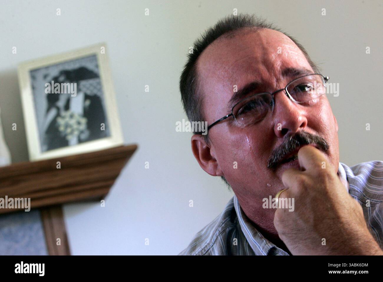 September 2007 - Temecula, CA, USA - GUY LOWRY wurde Anfang der 1970er Jahre als Jugendlicher im Nazareth House von San Diego misshandelt Er war Mitglied des Gläubigerkomitees bei der Insolvenzverhandlung, als die katholische Erzdiözese San Diego versuchte, ihren Fall mit Opfern von Klerusmissbrauch beizulegen. ABBILDUNG: 8. September 2007. (Kreditbild: © John Gastaldo/San Diego Union-Tribune/ZUMA Press) EINSCHRÄNKUNGEN: LA und Orange County Papers out! Lässt Sich Ausklappen! Stockfoto