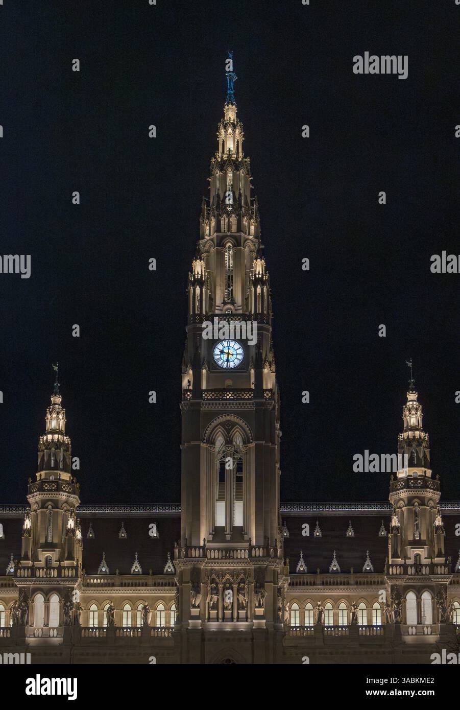 Detail in der Nacht des Rathauses das Rathaus von Wien, Österreich, wurde 1883 fertiggestellt. Stockfoto