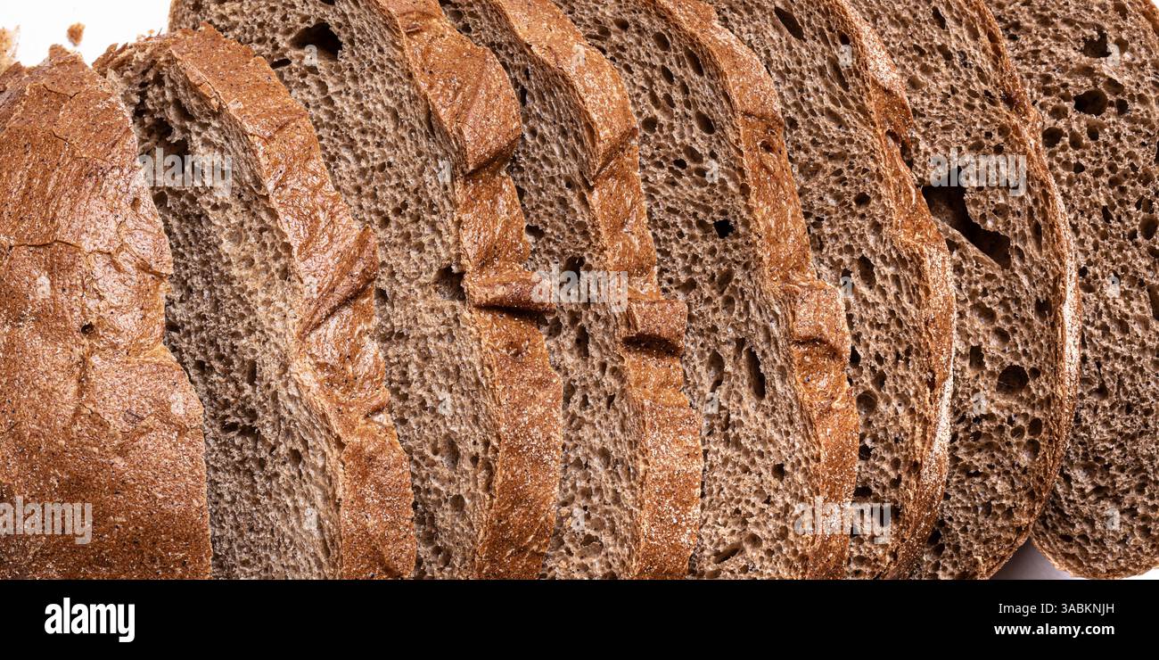 Frisch geschnittenes Sauerteigbrot als Hintergrund Nahaufnahme. Hefe Roggen- oder Weizenbrot, handwerklich hergestellt. Stockfoto
