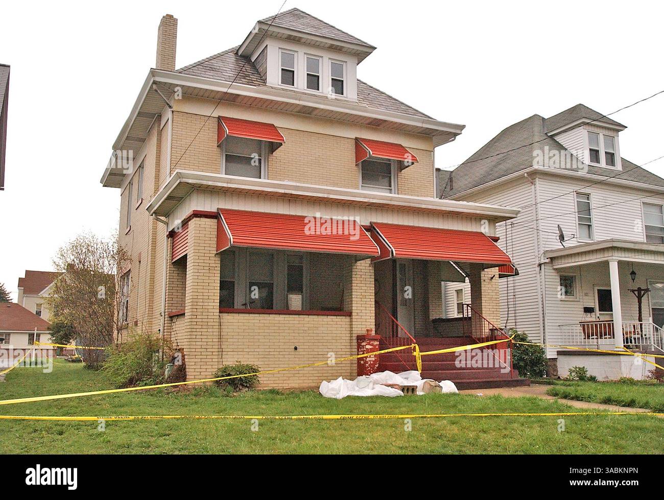 April 2006; Indiana, PA, USA; KEVIN FOLEY, Polizist der Polizei von Pennsylvania, wurde wegen Mordes an einem prominenten Zahnarzt im Jahr 2006 angeklagt. Foley, 42, hatte angeblich einen bekannten Hass auf Dr. John Yelenic und hatte eine romantische Beziehung mit der entfremdeten Frau des Zahnarztes Michele. Yelenys Leiche wurde im Wohnzimmer seines Hauses in Indiana, PA, gefunden. Er starb nach mehreren Messerverletzungen. Ein blutiger Schuhabdruck am Tatort war mit Foley in Verbindung gebracht. Obligatorischer Ausweis: Foto von Indiana Gazette/ZUMA Press. (©) Copyright 2006 by Indiana Gazette Stockfoto