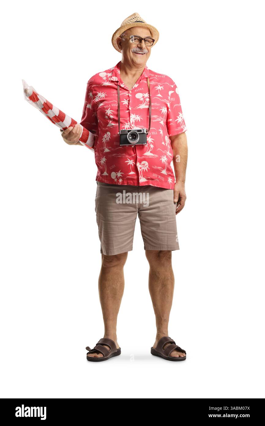 Glücklicher reifer Mann, der einen Sonnenschirm auf weißem Hintergrund hält Stockfoto