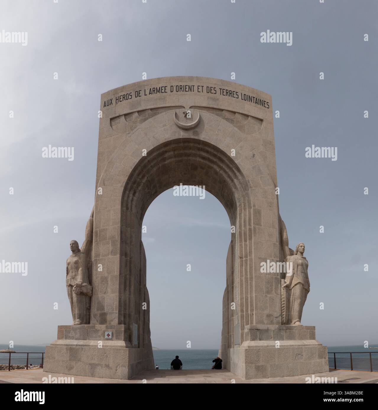 Marseille, Frankreich - 30. März 2024: Monument „Aux Heros de L'Armée D'Orient et des Terres Lontaines“ an der Promenade Corniche Kennedy. Stockfoto