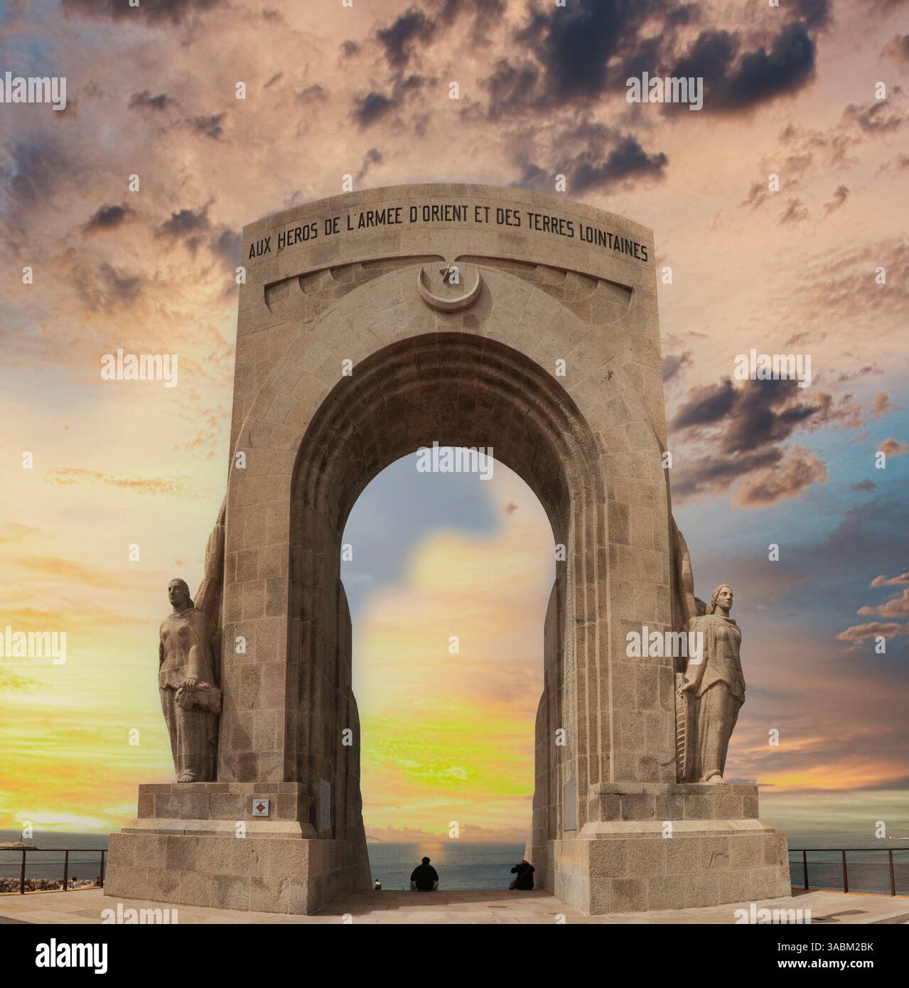 Marseille, Frankreich - 30. März 2024: Monument „Aux Heros de L'Armée D'Orient et des Terres Lontaines“ an der Promenade Corniche Kennedy. Stockfoto