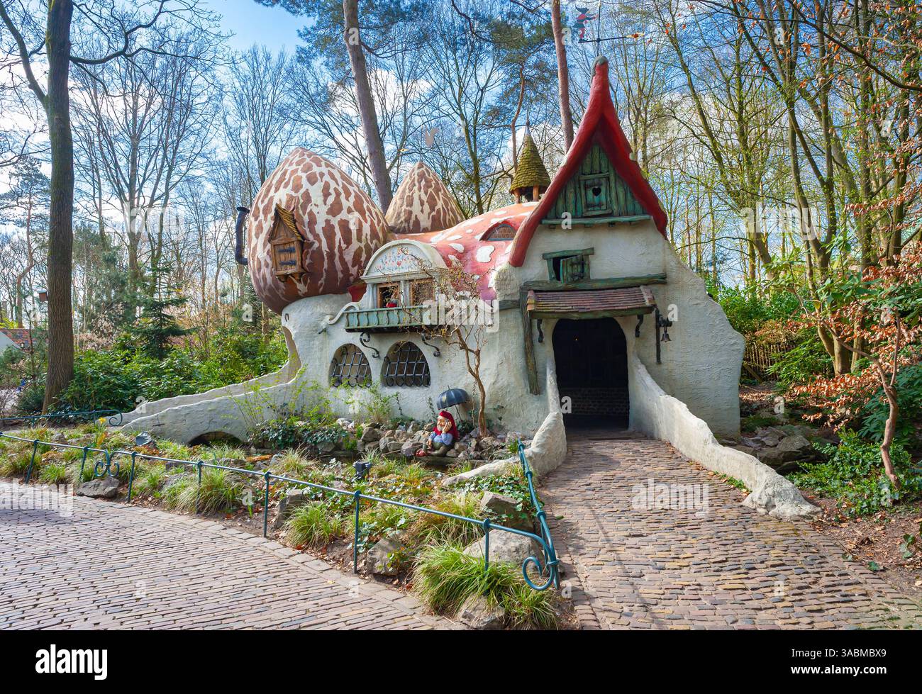 Pilzhaus im Dorf Gnome im Vergnügungs- und Märchenpark „Efteling“ in der Nähe von Kaatsheuvel, Niederlande. Stockfoto