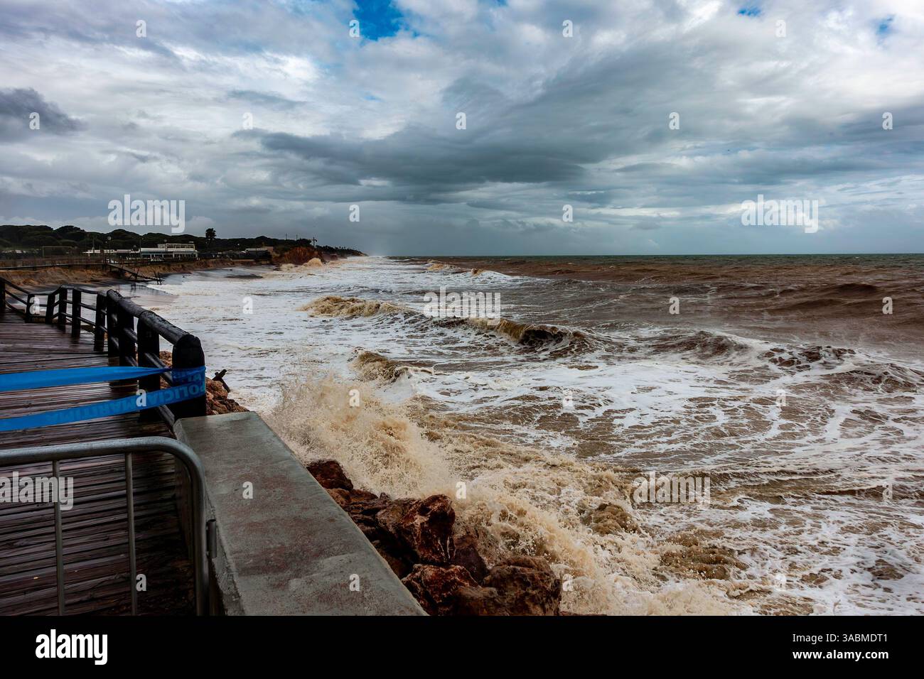 März 2025 brachte schwere Stürme an der Algarve in Portugal, die turbulente Wellen und dramatische Himmel verursachten Stockfoto