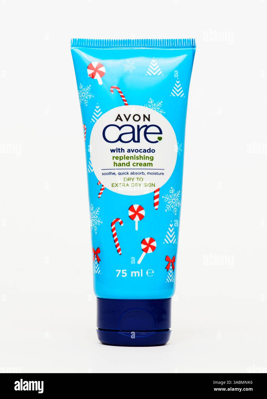 Avon Care auffüllende Handcreme mit avocadoblauem Verpackungsröhrenbehälter auf weiß. Avocadoöl Hand Feuchtigkeitsspender, Avon Beauty Produkt Handpflege Stockfoto
