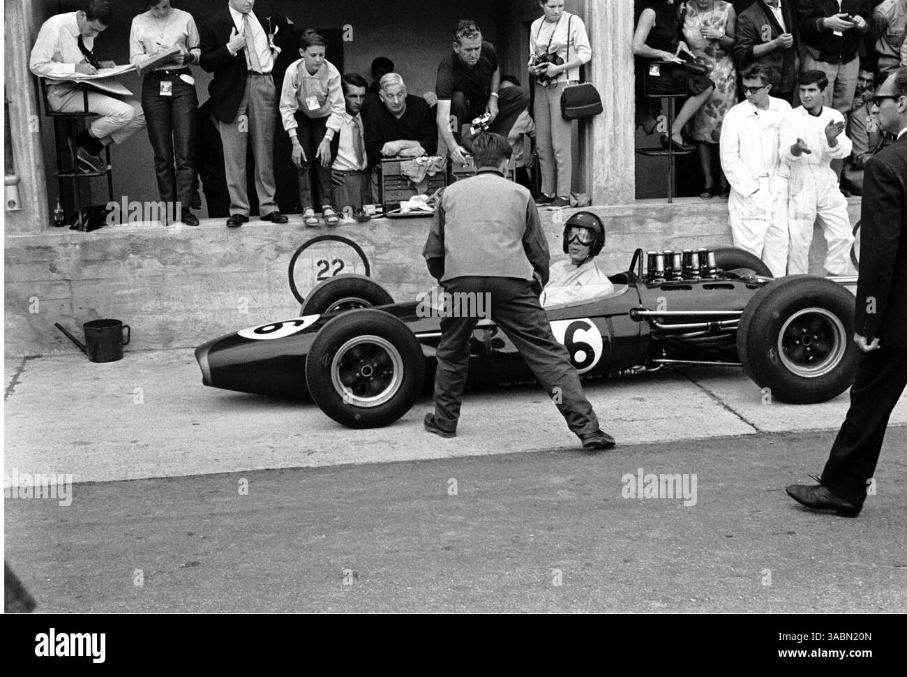 Italienischer GP, Monza 6. September 1964 ..Dan Gurney zieht Brabham BT11 in den Ruhestand (Credit Image: ©Sutton Motorsports/ZUMA Press) Stockfoto