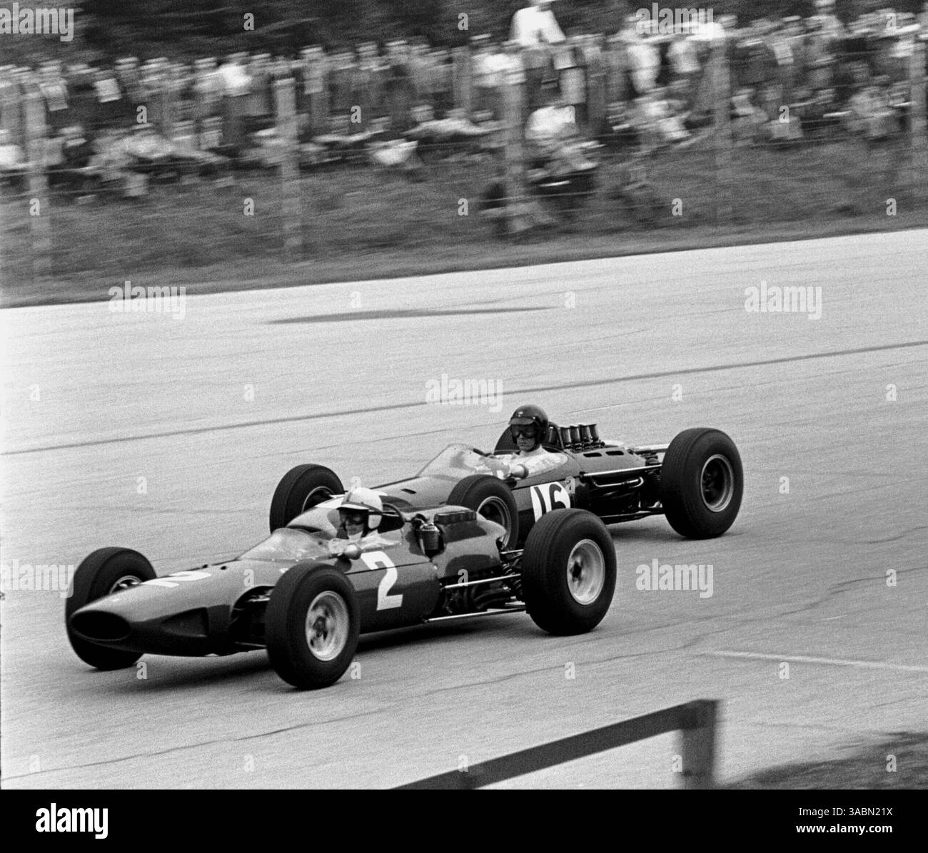 Italienischer GP, Monza 6. September 1964 ..Gewinner John Surtees (Ferrari 158) führt Dan Gurney, Brabham BT11 (Credit Image: ©Sutton Motorsports/ZUMA Press) Stockfoto