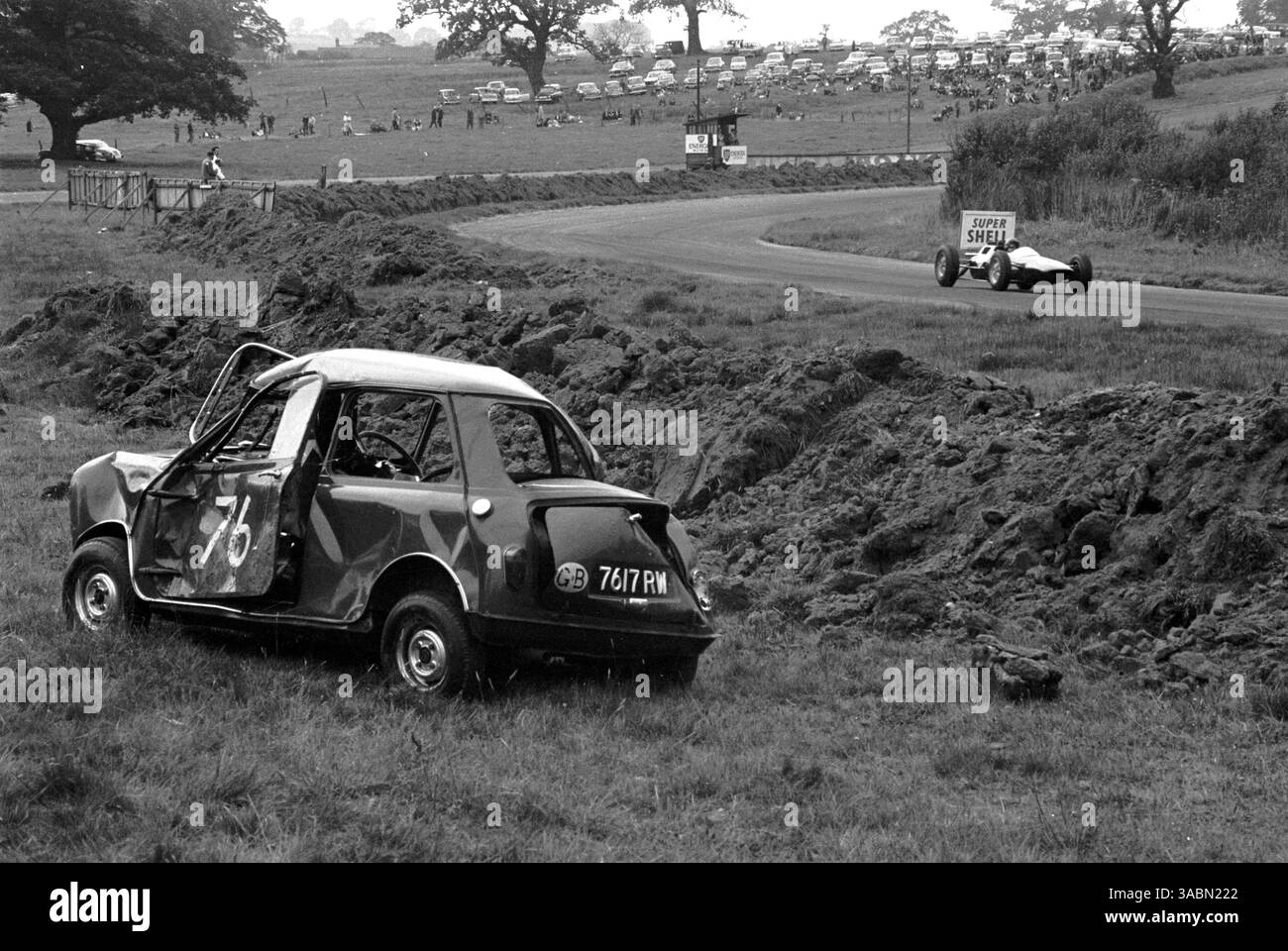 Oulton Park, International Gold Cup, 1. September 1962. Gewinner Jim Clark (GBR) Lotus 25 Climax, Pass an einem weniger glücklichen Rennwagen (Credit Image: ©Sutton Motorsports/ZUMA Press) Stockfoto