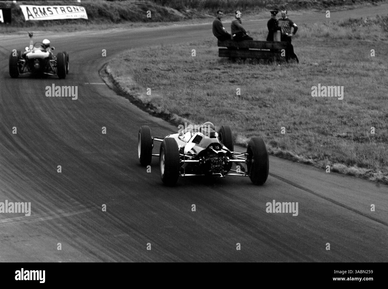 Oulton Park, International Gold Cup, 1. September 1962. Gewinner Jim Clark (GBR) Lotus 25 Climax, erhält das Signal, weit zu bestehen (Credit Image: ©Sutton Motorsports/ZUMA Press) Stockfoto