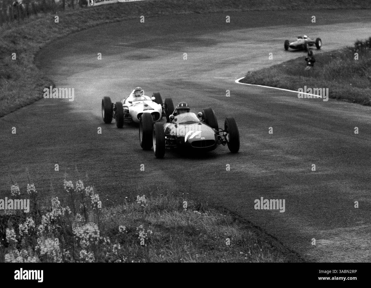 Rennsieger Graham Hill (GBR) BRM P57 führt Lucien Bianchi (BEL), der im letzten Rennen für das Team Ecurie nationale Belge (ENB) Maserati den sechzehnten und letzten Platz belegte...Grand Prix von Deutschland, Nürburgring, 5. August 1962. (Kreditbild: ©Sutton Motorsports/ZUMA Press) Stockfoto