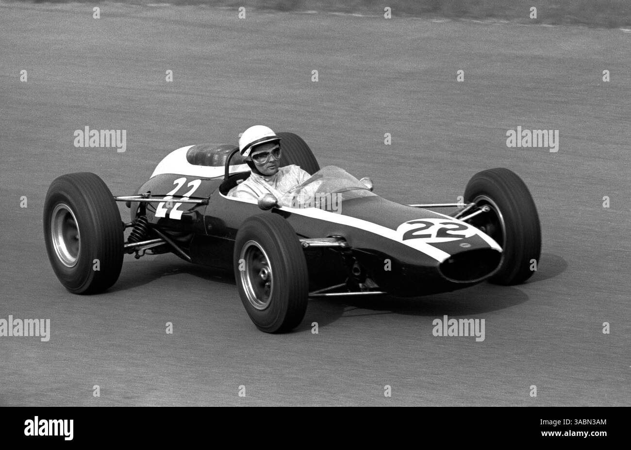PHIL HILL (20. April 1927 bis 28. August 2008) gewann 1961 mit Ferrari die Formel-1-Weltmeisterschaft. Er war der erste amerikanische Fahrer, der das tat. Hill starb an Komplikationen bei Morbus Parkinson. IM BILD: Phil Hill (USA) Cooper T73 belegte den achten Platz...Grand Prix der Niederlande, Zandvoort, 24. Mai 1964. (Kreditbild: ©Sutton Motorsports/ZUMA Press) Stockfoto
