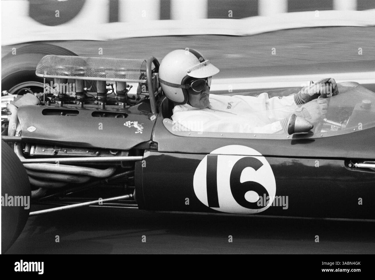 Französischer GP, Clermont Ferrand, 27. Juni 1965 ..Denny Hulme(4.) Brabham BT11 (Credit Image: ©Sutton Motorsports/ZUMA Press) Stockfoto