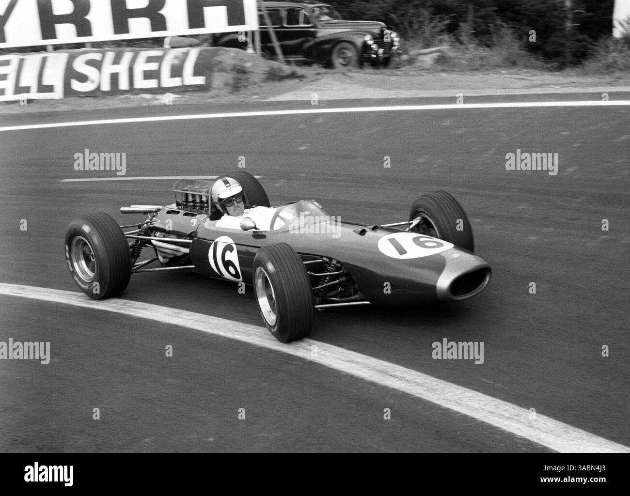 Französischer GP, Clermont Ferrand, 27. Juni 1965 ..Denny Hulme(4.) Brabham BT11 (Credit Image: ©Sutton Motorsports/ZUMA Press) Stockfoto
