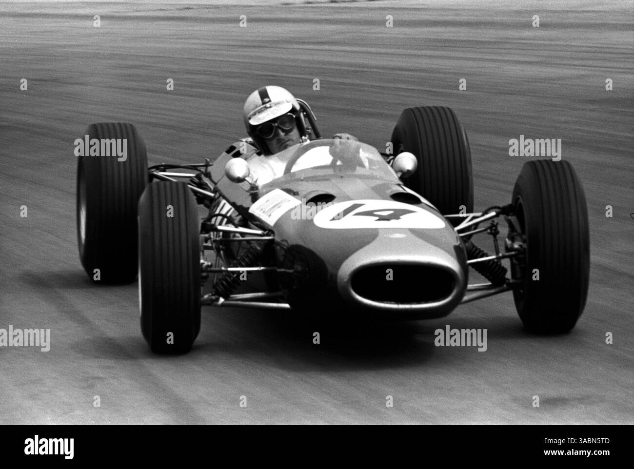 Denny Hulme (NZL) Brabham BT11 ging wegen eines Getriebeausfalls zurück...British Grand Prix, Silverstone, 10. Juli 1965. (Kreditbild: ©Sutton Motorsports/ZUMA Press) Stockfoto
