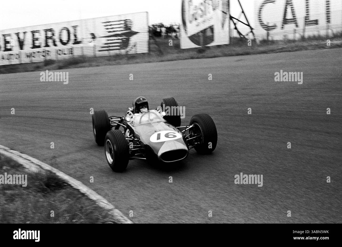 Dritter Dan Gurney (USA) Brabham BT11 Drifts um die Ecke...Grand Prix von Holland, Zandvoort, 18. Juli 1965. (Kreditbild: ©Sutton Motorsports/ZUMA Press) Stockfoto