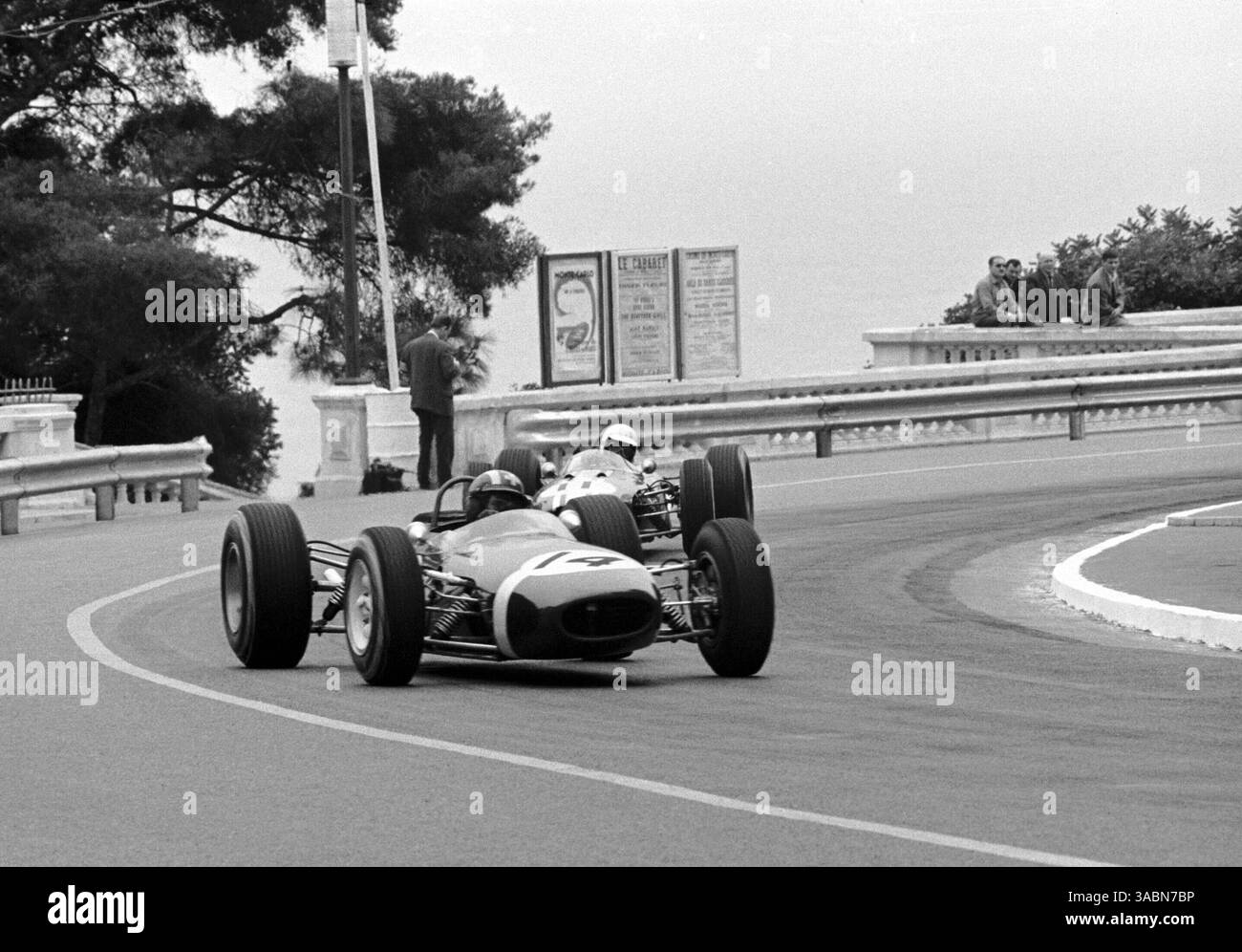 Monaco GP 30 Mai 1965 ..Jo Siffert(6.) Brabham BT11 führt Frank Gardner Brabham BT11 (Credit Image: ©Sutton Motorsports/ZUMA Press) Stockfoto