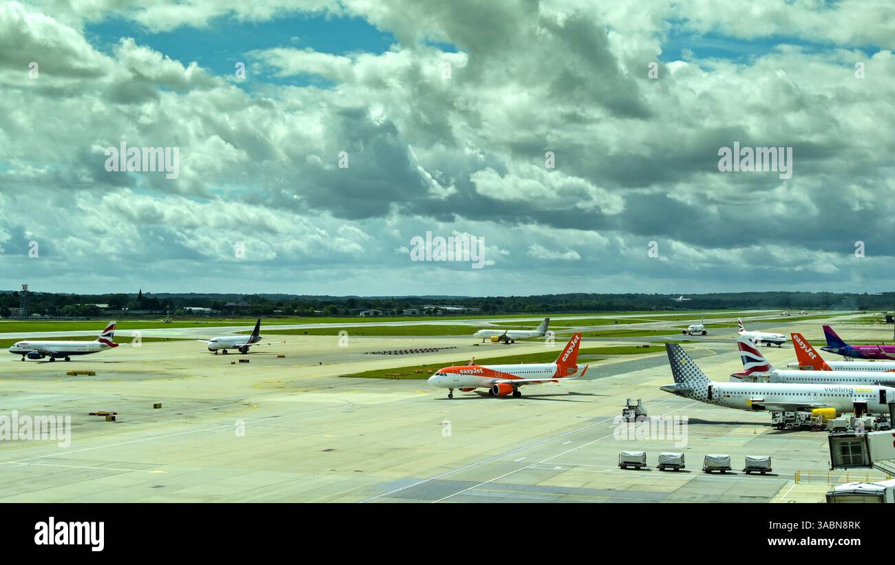 London, England, Großbritannien - 1. August 2023: Landschaftlich reizvoller Blick auf die Ferienjets am Flughafen London Gatwick Stockfoto