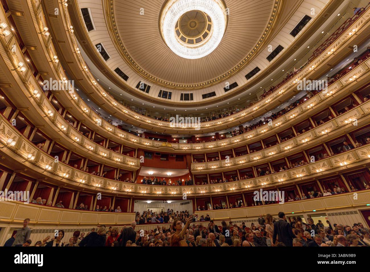 Publikum, Wiener Staatsoper, Wien, Österreich Stockfoto
