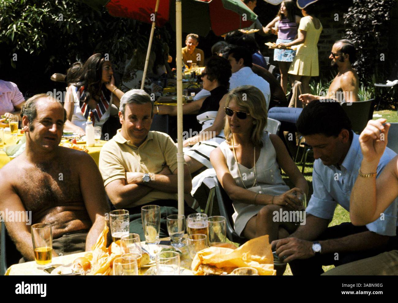Sechster Platz: Denny Hulme (NZL) McLaren (links) entspannt mit Teddy Mayer (USA) McLaren Team Manager neben ihm im Pub-Garten des Kyalami Ranch Hotel...Grand Prix von Südafrika, Kyalami, 6. März 1971...Bestes BILD. (Kreditbild: ©Sutton Motorsports/ZUMA Press) Stockfoto
