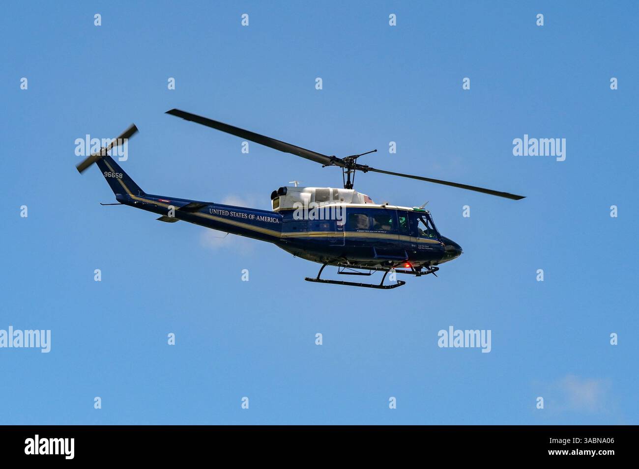 Washington DC, USA - 1. Mai 2024: Bell UH-1 Huey Hubschrauber der 1st Helicopter Squadron der United States Air Force im Flug Stockfoto