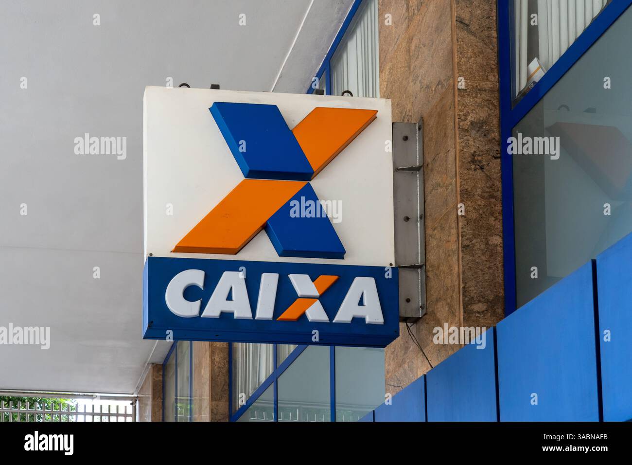Nahaufnahme der Caixa Bank, die ein Schild auf das Gebäude in Rio de Janeiro, Brasilien, projiziert Stockfoto