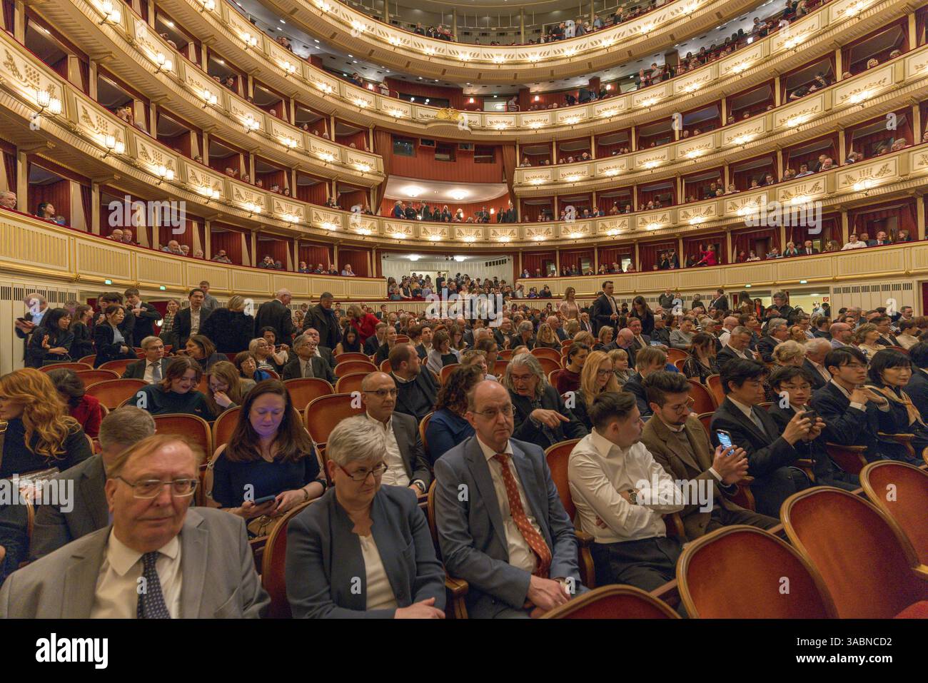Publikum, Wiener Staatsoper, Wien, Österreich Stockfoto