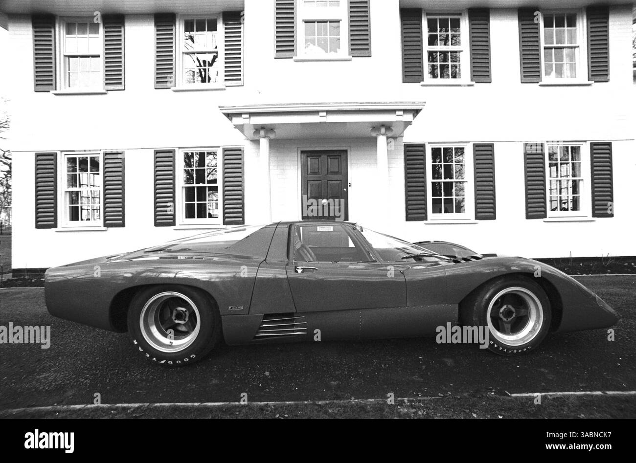 Der McLaren M6GT Straßenwagen vor Bruce McLaren's Haus in Surrey, England, Anfang 1970 (Credit Image: ©Sutton Motorsports/ZUMA Press) Stockfoto