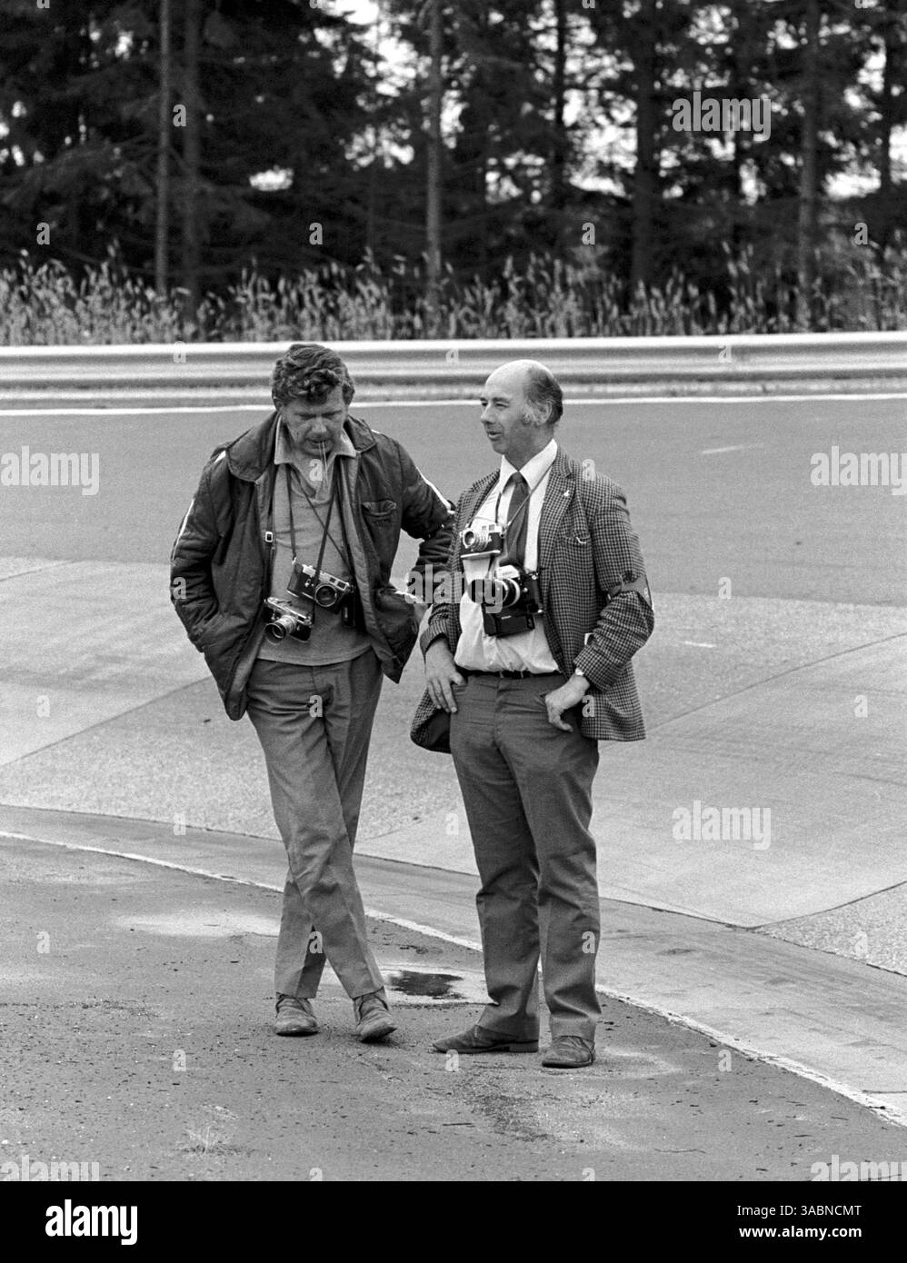 Britische Fotografen, Maurice Rowe, und Geoff Goddard an der berühmten Karussell-Ecke während des Trainings. Deutscher GP, Nürburgring, 1. August 1972 (Bild: ©Sutton Motorsports/ZUMA Press) Stockfoto
