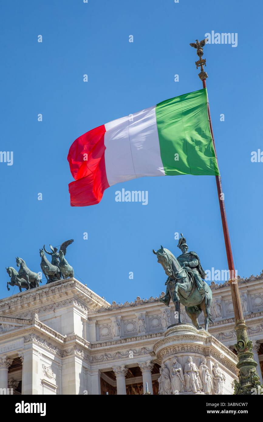 Die italienische Flagge, die über dem Denkmal für Victor Emmanuel II. In Rom, Italien, fliegt Stockfoto