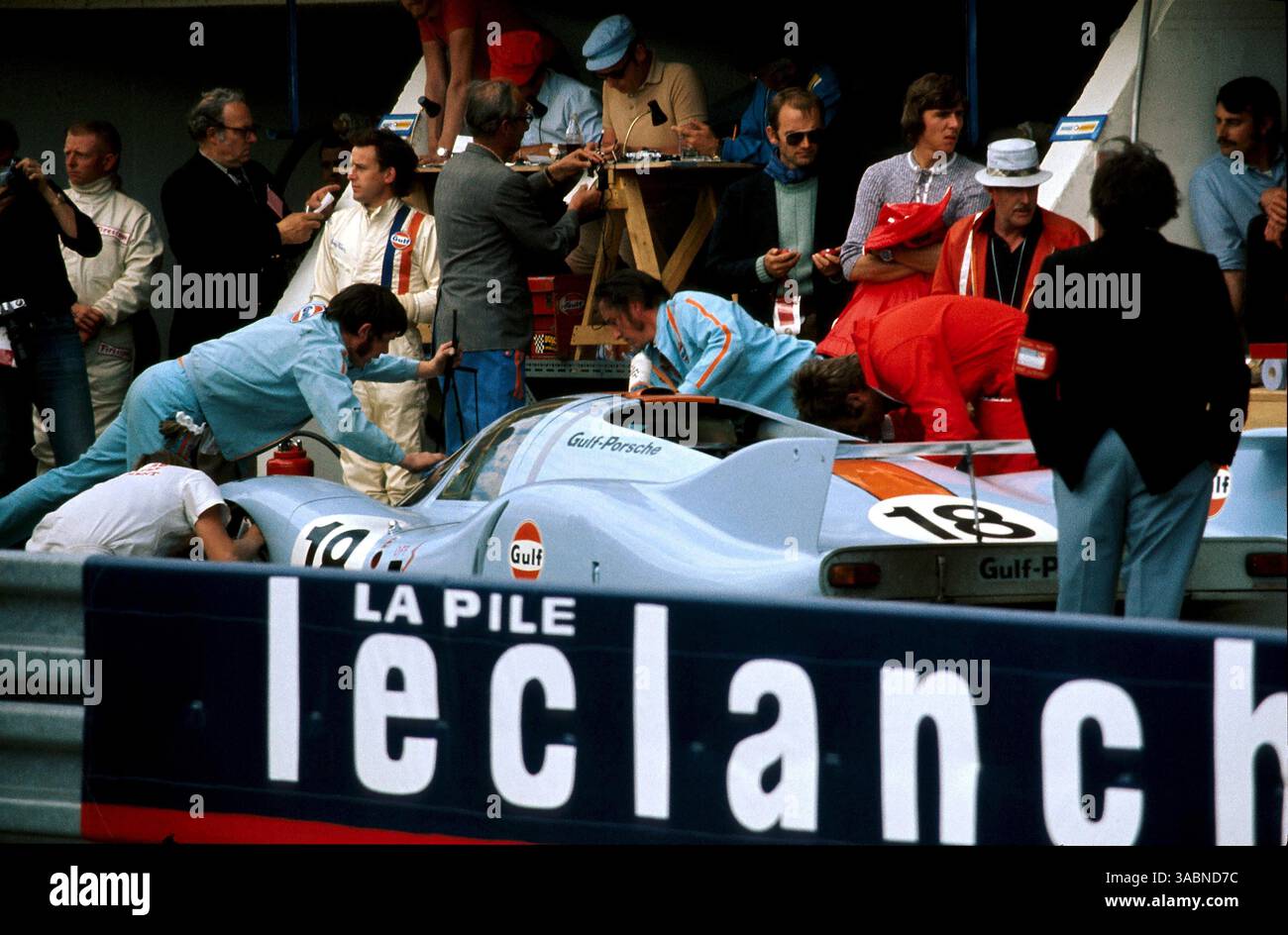 Pedro Rodriguez (MEX) / Jacky Oliver (GBR) John Wyer Automotive Porsche 917L konnte nicht beenden. Le Mans 24 Hours, Le Mans, Frankreich, 12-13. Juni 1971 (Credit Image: ©Sutton Motorsports/ZUMA Press) Stockfoto