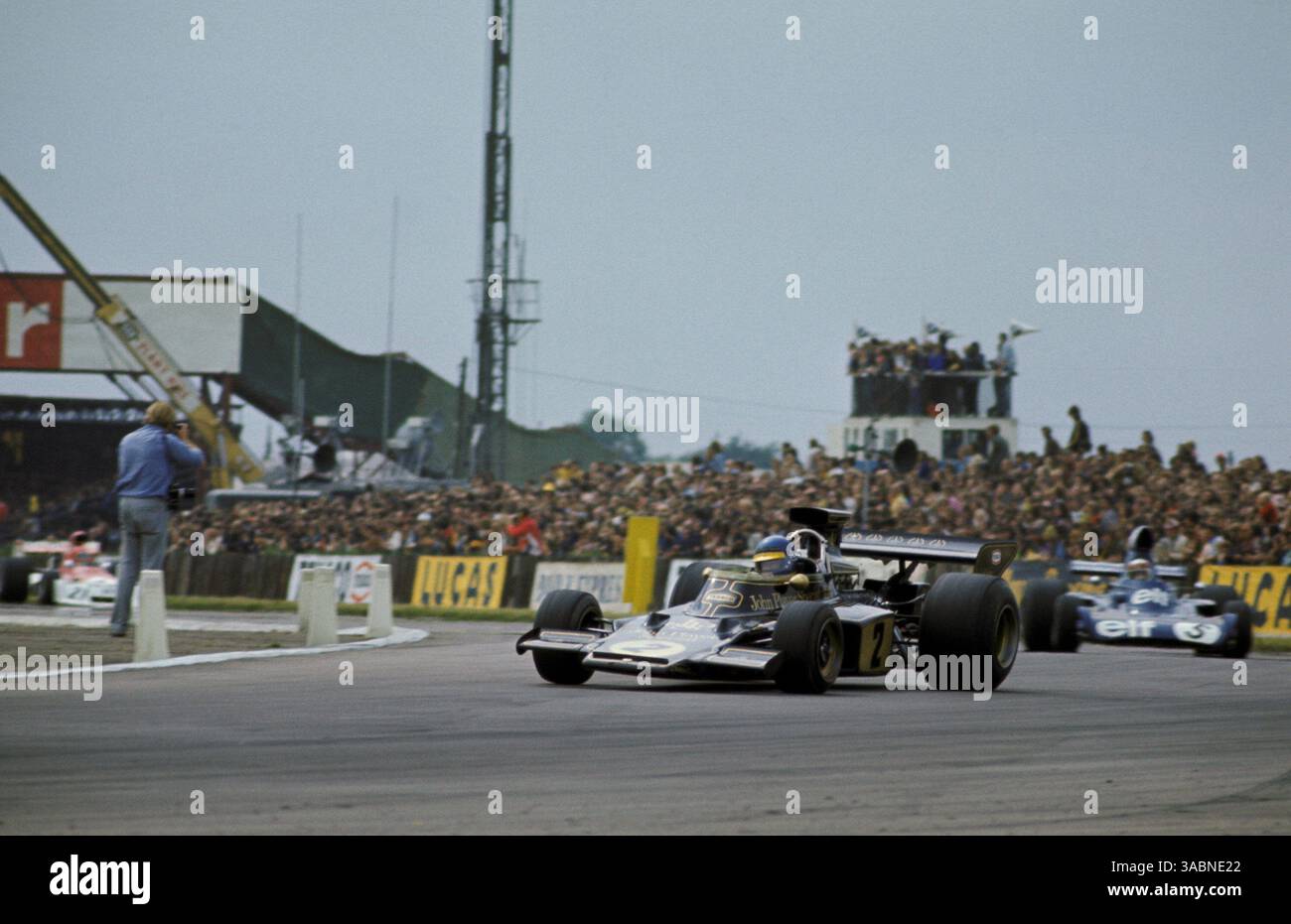 Der zweitplatzierte Ronnie Peterson (SWE) Lotus 72D führt das Rennen in seinen frühen Stadien an. Jackie Stewart (GBR) Tyrrell 006, der auf Rang zehn rutschte, und Niki Lauda (AUT) BRM P160E, dessen Reifenprobleme ihn zum Ziel auf den zwölften Platz brachten. Britischer Grand Prix, Silverstone, 14. Juli 1973. (Kreditbild: ©Sutton Motorsports/ZUMA Press) Stockfoto