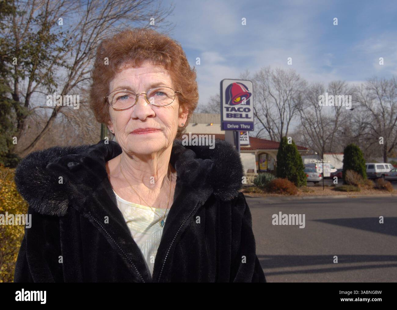 November 2007; Edina, MN, USA; WINNIE SHILSON verpasste in 30 Jahren nie einen Arbeitstag und erhielt Taco Bells Golden Bell Aacheivement-Plakette – die höchste Auszeichnung, die einem Mitarbeiter verliehen wurde. Aber nachdem sie zwei Raubüberfälle überlebt hatte, bei denen sie verletzt wurde, ließ die Firma Winnie, 64, wie einen heißen Tamale fallen. Sie reiben heiße Soße in die Wunde und haben die Großmutter von sechs Jahren gehackt, ohne ihr einen Transfer, eine Degradierung, Abfindungsentgelt oder gesundheitliche Vorteile anzubieten. "Sie haben ihr nichts gegeben, nicht einmal einen Taco", murrt ihr Mann Doug, ein pensionierter Lkw-Fahrer. IM BILD: WINNIE SHILSON vor Taco Bell in Stockfoto