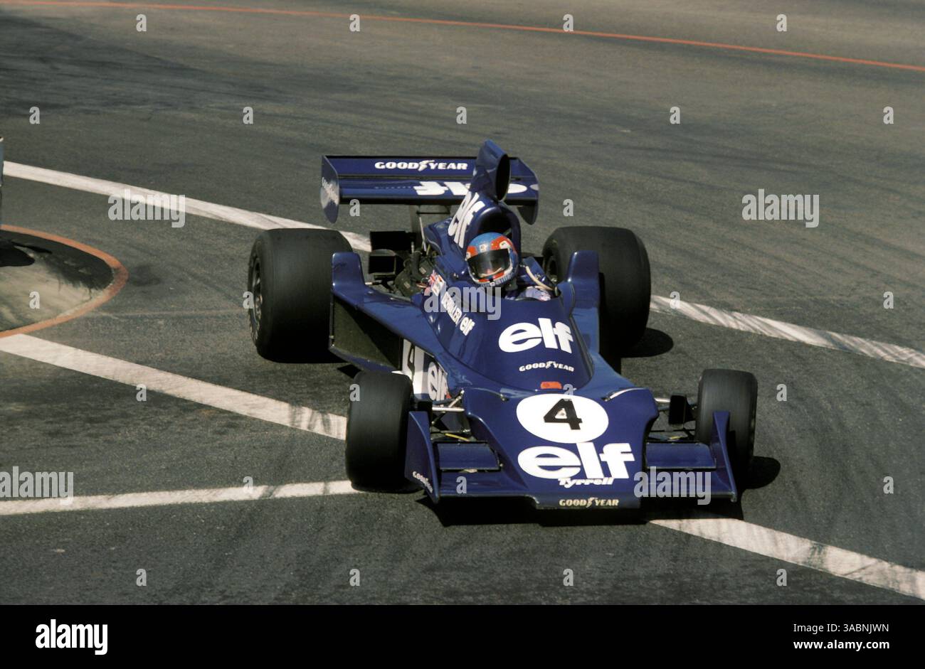 Patrick Depailler (FRA) Tyrrell 007 qualifizierte sich als Zweiter, überlebte den Kontakt mit James Hunt (GBR) McLaren und erholte sich von einer Drehung zum dritten. Grand Prix der Vereinigten Staaten (West), Long Beach, RD3, 28. März 1976..BEST IMAGE (Credit Image: ©Sutton Motorsports/ZUMA Press) Stockfoto