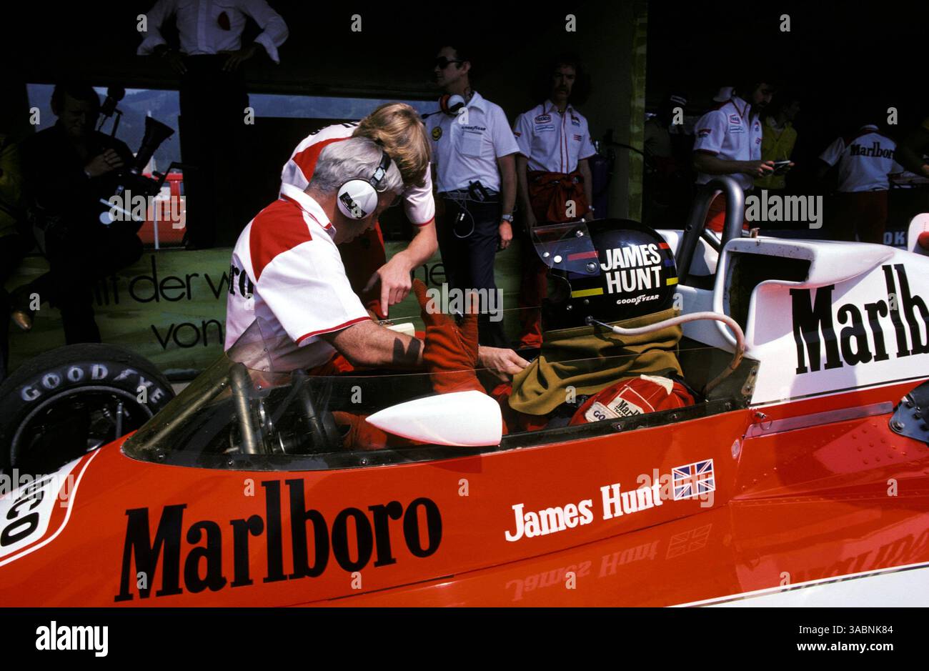 Pole Sitter James Hunt (GBR) McLaren M23, der Vierter des Rennens wurde, spricht über die Aufstellung mit Teddy Mayer (USA) McLaren Team Owner. Grand Prix von Österreich, Rd 11, Osterreichring, Zeltweg, 15. August 1976..Bestes BILD. (Kreditbild: ©Sutton Motorsports/ZUMA Press) Stockfoto