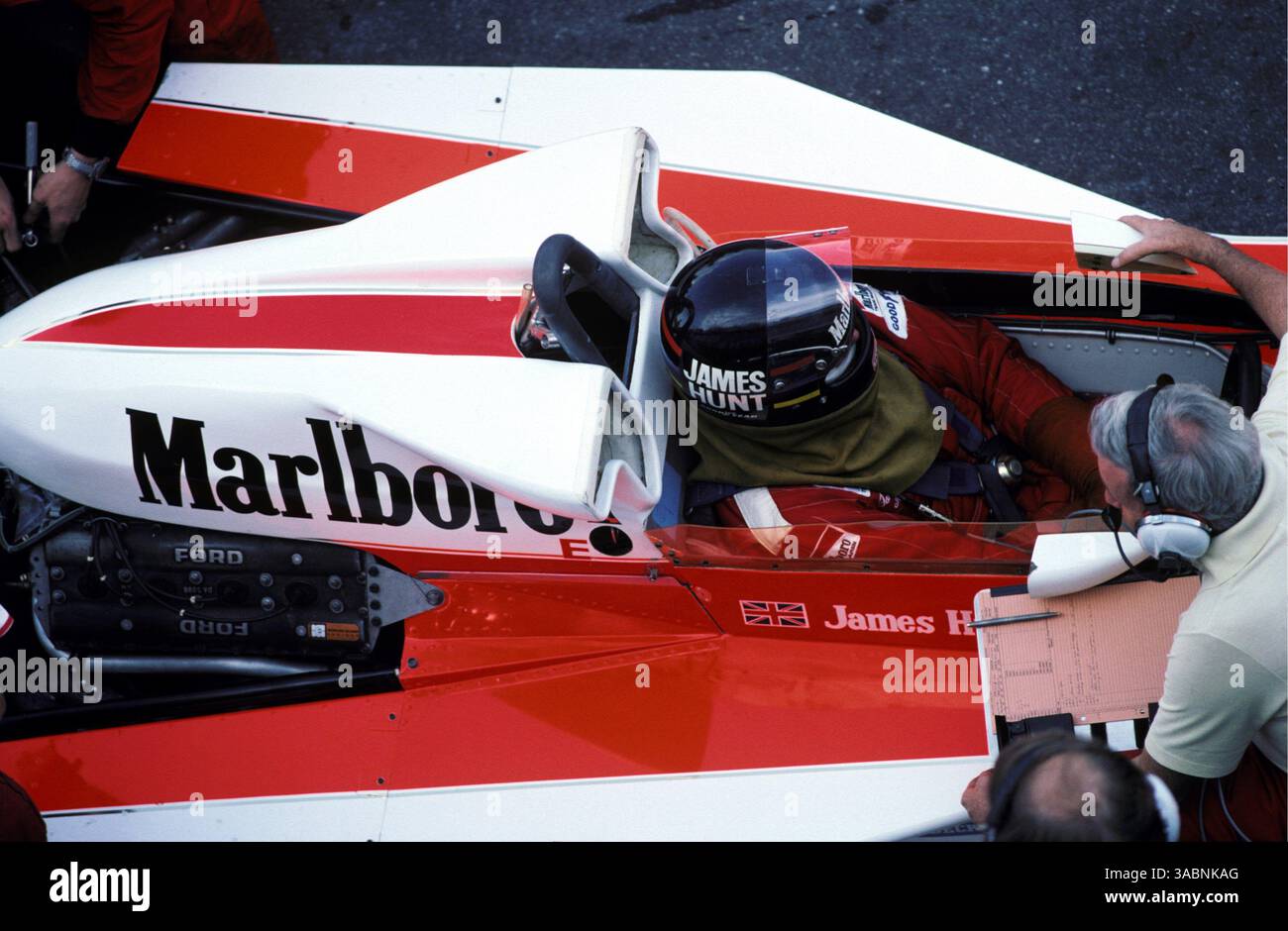 L bis R): Rennsieger James Hunt (GBR) McLaren M23 spricht mit Teddy Mayer (USA) McLaren Team Owner über eine kabelgebundene Verbindung in den Pits. Grand Prix von Holland, RD12, Zandvoort, Holland, 29. August 1976..BEST IMAGE (Credit Image: ©Sutton Motorsports/ZUMA Press) Stockfoto