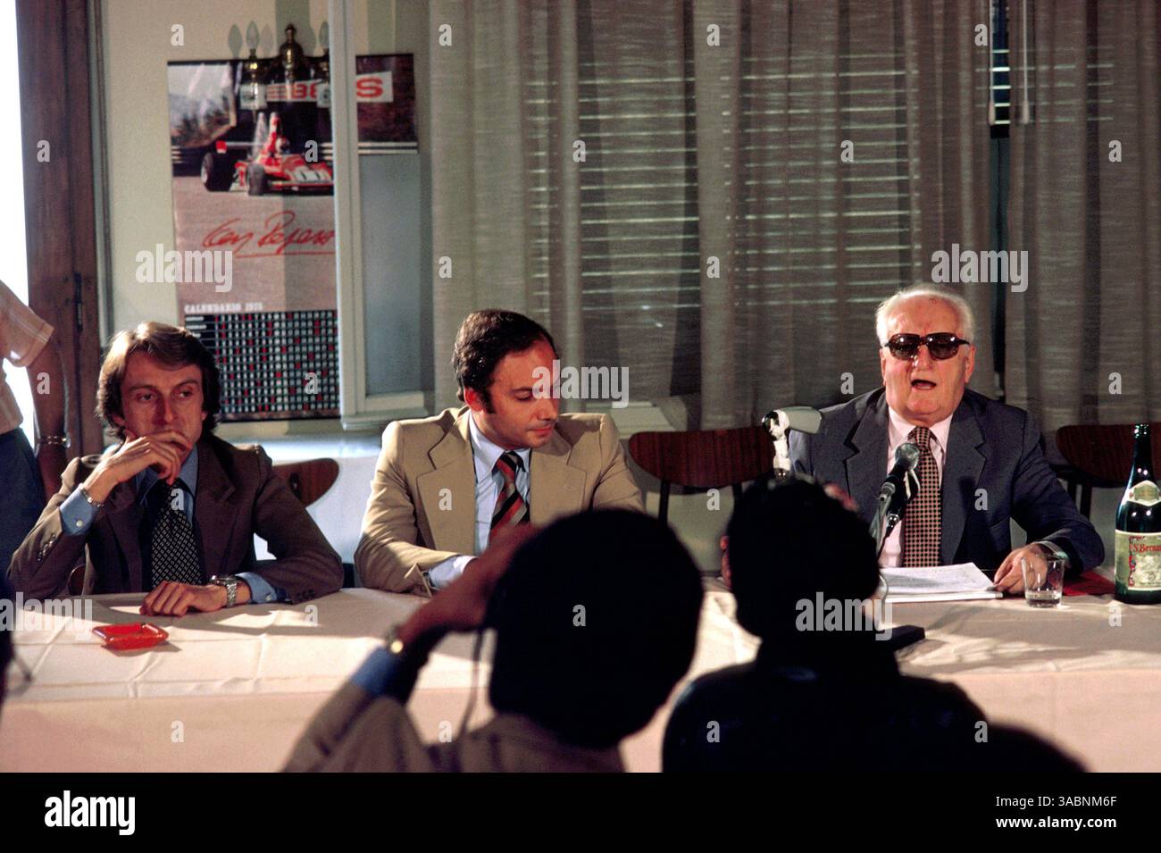 Eine Ferrari-Pressekonferenz mit Luca di Montezemolo (ITA) Ferrari Team Manager (links) und Enzo Ferrari (ITA) Ferrari Präsident (rechts). Ferrari Pressekonferenz, Maranello, Italien, ca. 1975. (Kreditbild: ©Sutton Motorsports/ZUMA Press) Stockfoto