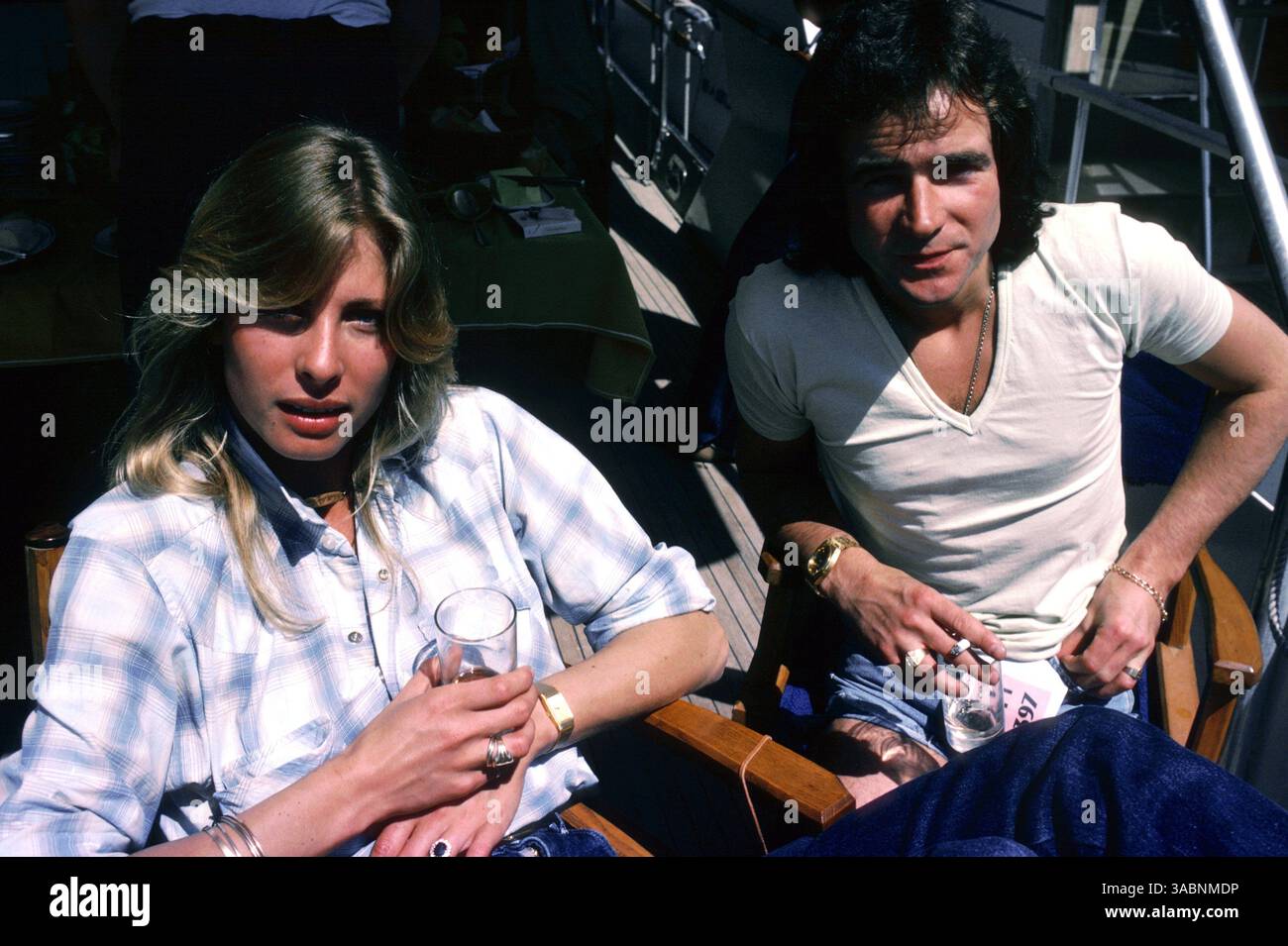 Barry Sheene (GBR) 500 ccm Motorrad-Weltmeister (rechts) entspannt sich bei einem Drink und einer Zigarette mit Freundin Stephanie McLean (GBR) (links)...Monaco Grand Prix, Rd 6, Monte-Carlo, 22. Mai 1977. (Kreditbild: ©Sutton Motorsports/ZUMA Press) Stockfoto