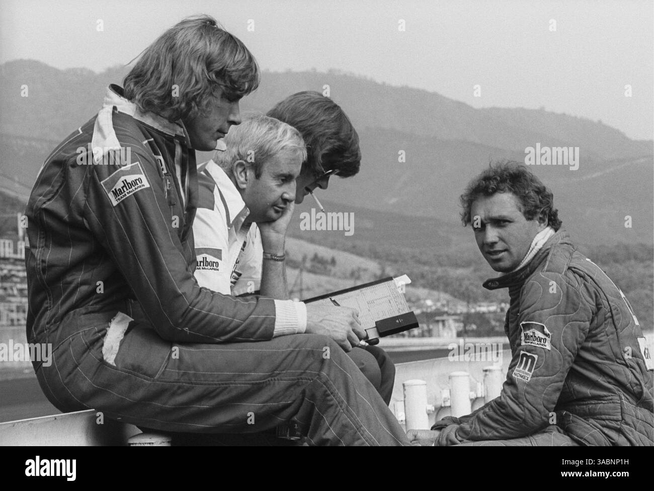 James Hunt (GBR), McLaren, links, Teddy Mayer (USA), McLaren Team Manager, Centre und Jochen Mass (GER), McLaren, sitzen auf der Grubenwand. Grand Prix von Japan, Rd16, Fuji, Japan, 24. Oktober 1976. (Kreditbild: ©Sutton Motorsports/ZUMA Press) Stockfoto