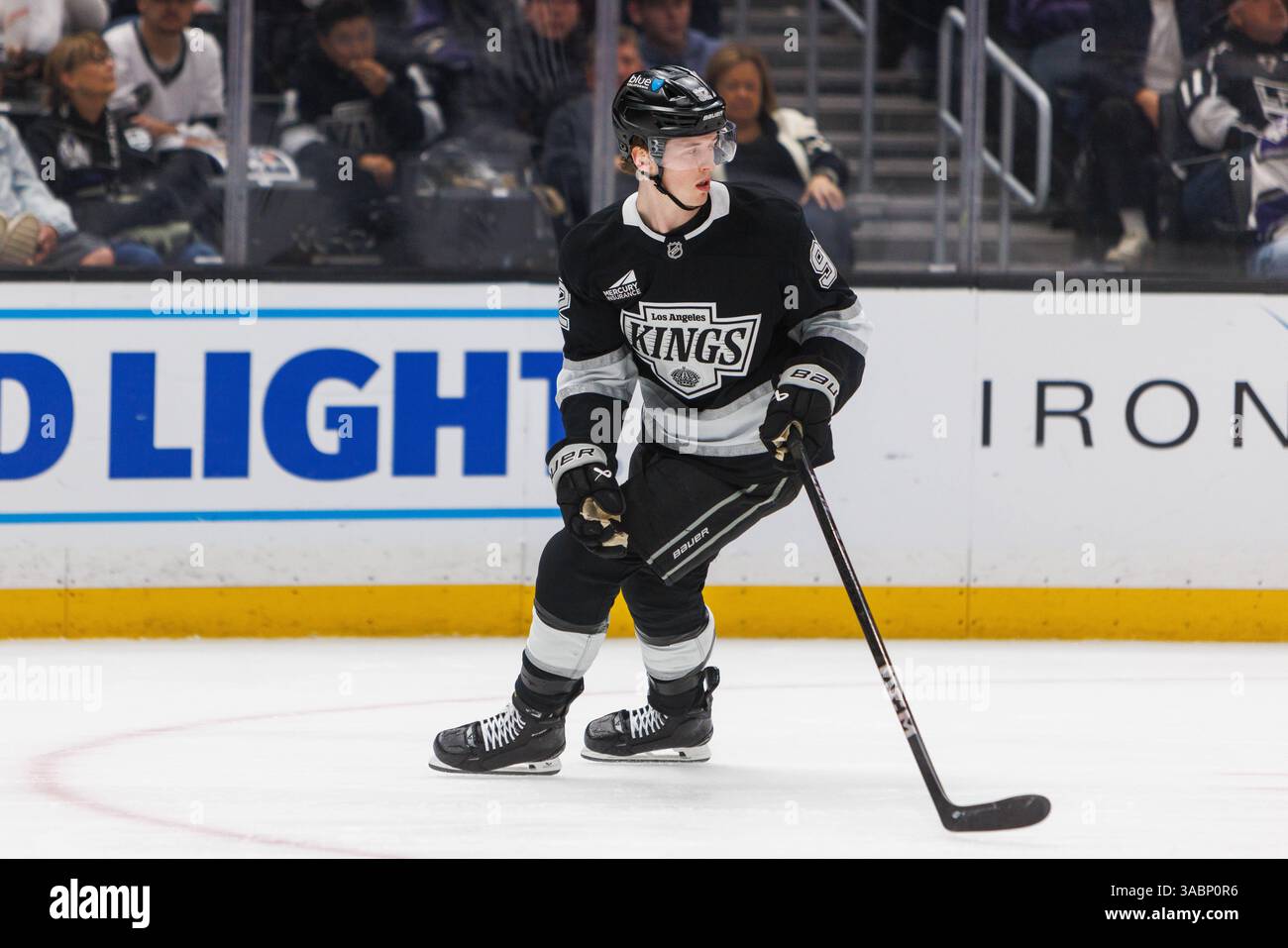 Los Angeles, Kalifornien, USA. April 2025. BRANDT CLARKE von den Los Angeles Kings der NHL läuft am 1. April 2025 in der Crypto.com Arena in Los Angeles, Kalifornien, während eines Spiels gegen die Winnipeg Jets. (Kreditbild: © Alex Cave/ZUMA Press Wire) NUR REDAKTIONELLE VERWENDUNG! Nicht für kommerzielle ZWECKE! Stockfoto