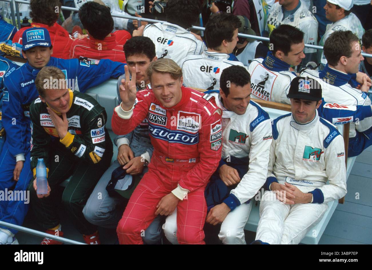 Mika Hakkinen kämpft um einen Platz für die Fahrerparade...großer Preis Brasiliens, Interlagos, 27. März 1994 (Bild: ©Sutton Motorsports/ZUMA Press) Stockfoto