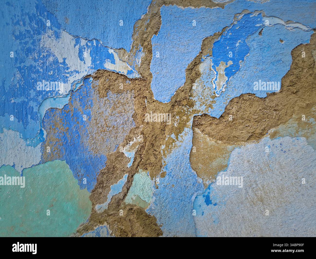 Alte Schälwand mit verschiedenen Schichten von Baumaterialien. Verwitterte Kalkfassade mit Lehm- und Dungputz. Abstrakte Textur einer Gebäudeele - Smartphone-aufgenommenes Stockfoto