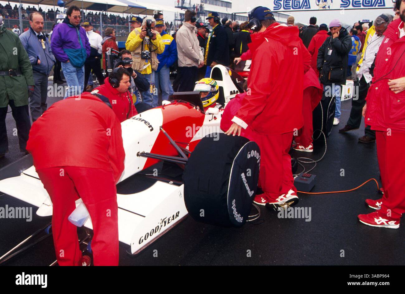 Ayrton Senna (BRA) McLaren MP4/8, der unter den wechselhaften Bedingungen seinen wohl besten Sieg aller Zeiten errungen hat, bereitet sich auf einen nassen Start in die Startaufstellung vor. Grand Prix von Europa, Donington Park, England, 11. April 1993..Bestes BILD. (Kreditbild: ©Sutton Motorsports/ZUMA Press) Stockfoto