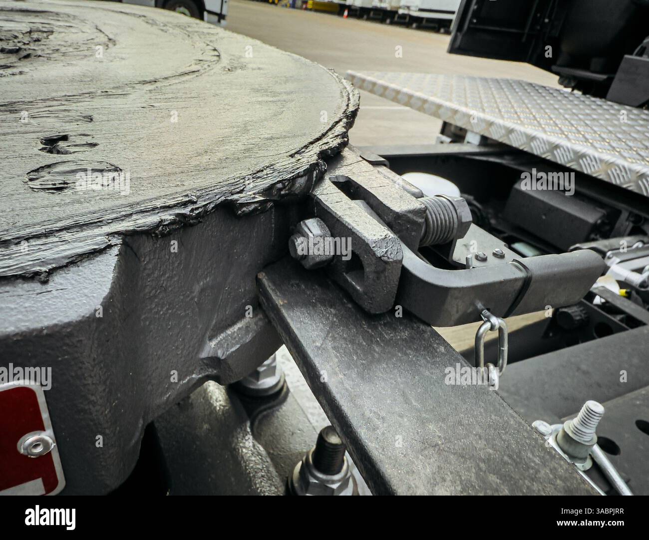 Nahaufnahme einer Klauenklemme, die den Verriegelungsmechanismus der Sattelkupplung an einem LKW (LKW/LKW) sichert. Diese wichtige Komponente gewährleistet eine sichere Anhängerverbindung Stockfoto