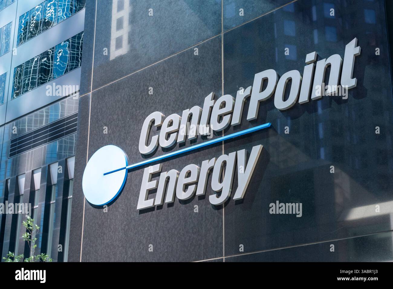 Houston, Texas, USA – 4. April 2024: Nahaufnahme des Logozeichens von Centerpoint Energy. Houston, Texas, USA. Stockfoto
