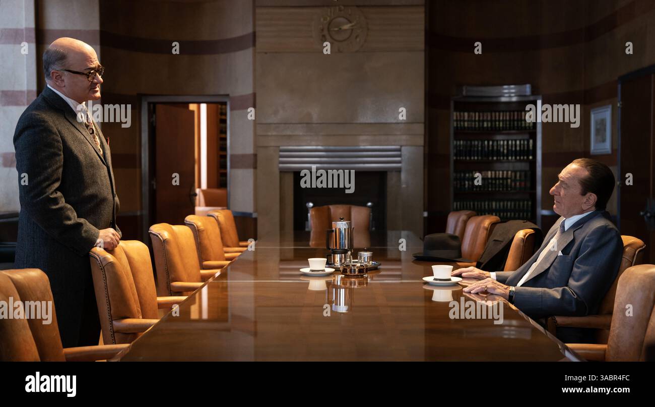 The Alto Knights (2025) Matt Servitto als „George Wolff“ Robert de Niro als „Frank Costello“ *Filmstill - nur redaktionelle Verwendung* siehe Besondere Anweisungen Stockfoto