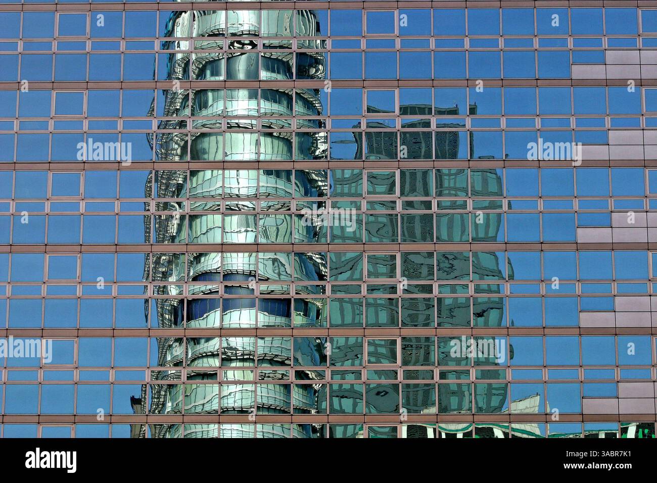 April 2005 - Seoul, Südkorea - das moderne Äußere eines Bürogebäudes am 10. April 2005 in Seoul, Südkorea. (Kreditbild: © Zoriah/ZUMA Press) Stockfoto